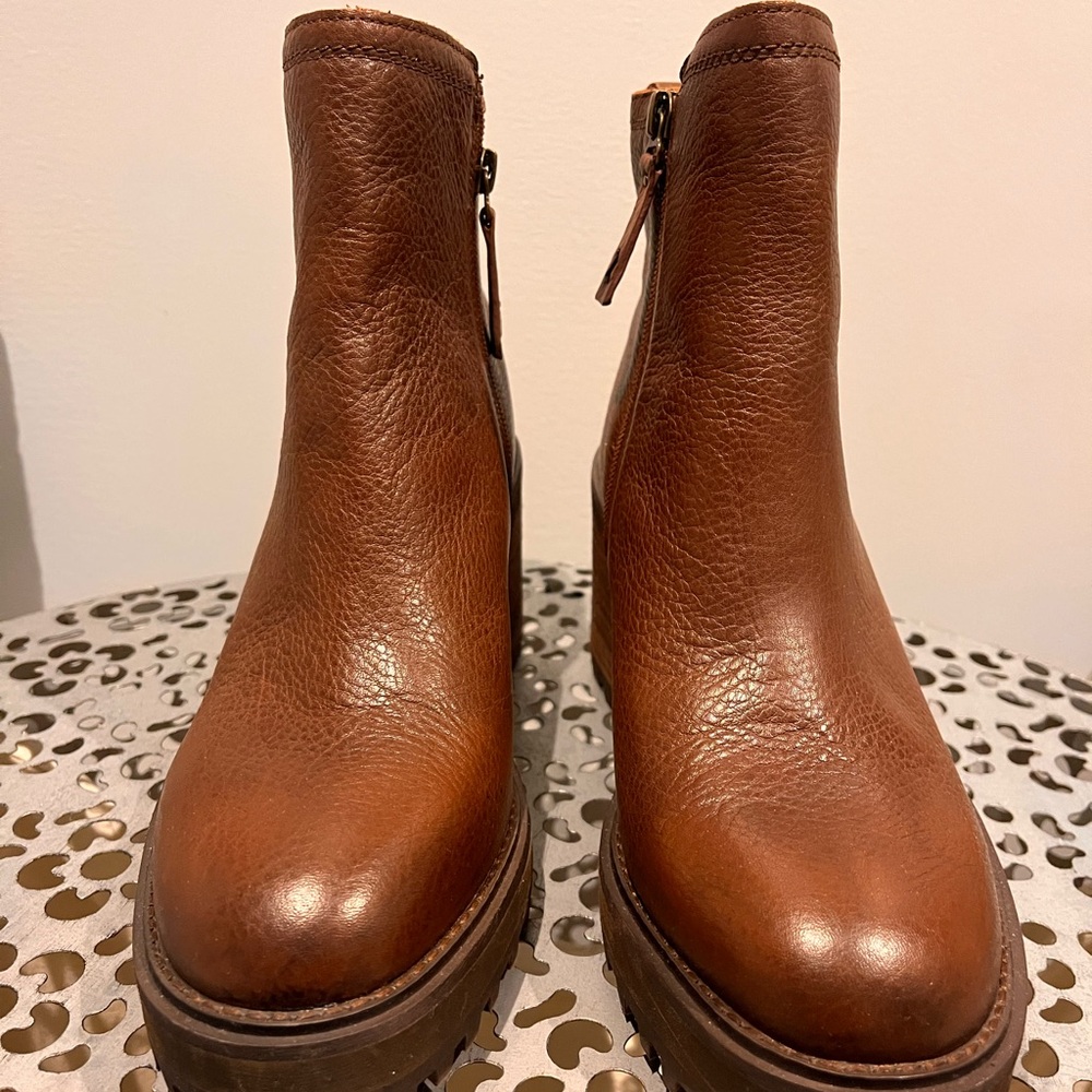 Zodiac Brown Leather Platform Boots New size 9 Leather